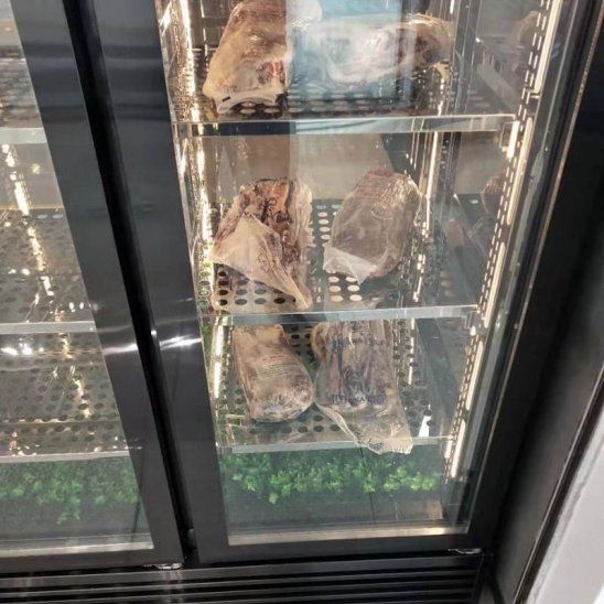 Tiga pintu kaca hitam karat daging paparan kabinet 