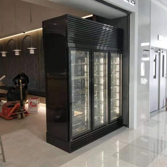 Tiga pintu kaca hitam karat daging paparan kabinet 